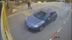 Un image de vidéosurveillance montre un terroriste du Hamas tirer sur un habitant du Kibboutz de Beeri alors qu'il s'apprête à franchir la barrière, le 7 octobre 2023.