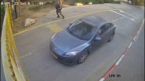 Un image de vidéosurveillance montre un terroriste du Hamas tirer sur un habitant du Kibboutz de Beeri alors qu'il s'apprête à franchir la barrière, le 7 octobre 2023.