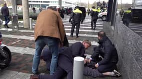 Un homme crie "On est là, on est là" à l'arrivée d'Emmanuel Macron à l'université d'Amsterdam avant d'être plaqué au sol