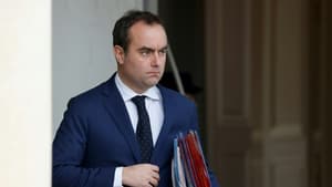 Sébastien Lecornu à la sortie de l'Elysée, le 19 février 2025 à Paris