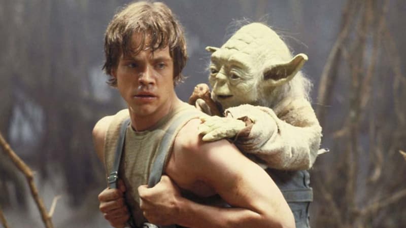 Luke Skywalker (Mark Hamill), coaché par maître Yoda, dans "L'empire contre-attaque", en 1980.