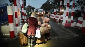 Une mère ukrainienne et son enfant se rendent à Siret, en Roumanie, ville frontalière de l'Ukraine, le 1er mars 2022
