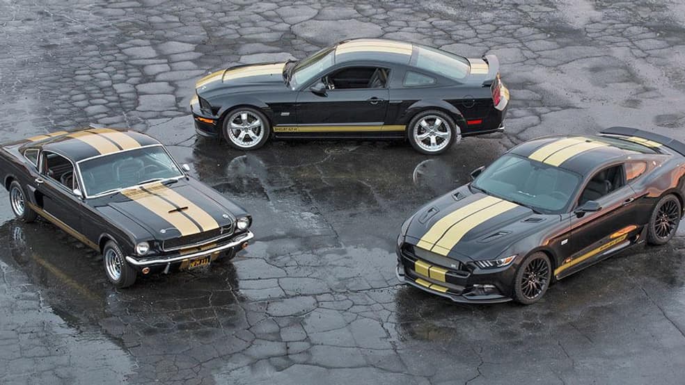 A gauche, la Shelby originale. A droite et au centre, le modèle 2016 confectionné par Ford (mais qui garde l'appellation Shelby, il faut suivre).