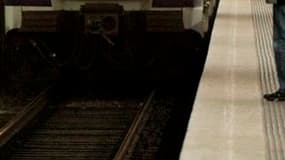 Un homme arrêté dans l'affaire du voyageur mort vendredi matin à la gare de Lyon, à Paris, a reconnu avoir poussé la victime sur une rame de RER. /Photo d'archives/REUTERS