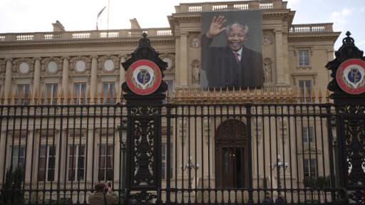 Un portrait géant de Nelson Mandela a été déployé sur le ministère des Affaires étrangères.
