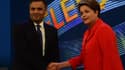 Aecio Neves et Dilma Rousseff se serrent la main avant le dernier débat télévisé de l'entre-deux tours, le 24 octobre 2014.