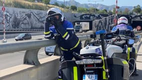 La police procède à un contrôle des deux roues à Marseille. 