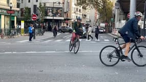 Dans Paris, la difficile cohabitation entre les cyclistes ou les automobilistes