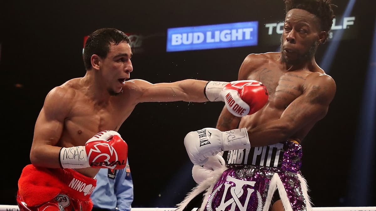 Nordine Oubaali (à gauche) lors du combat contre l'Américain Rau’shee Warren qui lui a permis de devenir champion WBC des coqs en janvier 2019
