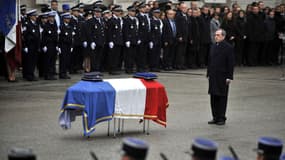 Le ministre de l'Intérieur Claude Guéant rend hommage au policier Cédric Pappatico dans la cour d'honneur de la préfecture de Chambéry, le 14 avril 2012.