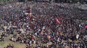 Au Chili, des milliers de manifestants célèbrent le 1er anniversaire de la révolte sociale