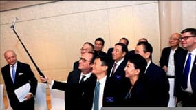 Hollande pose pour un selfie avec les patrons chinois