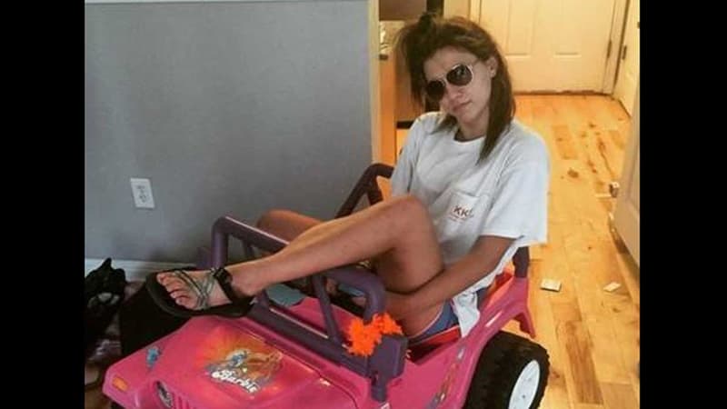 Tara Monroe est devenue une véritable icône dans son université texane, depuis qu'elle se déplace à l'aide d'une Jeep Barbie sur son campus.