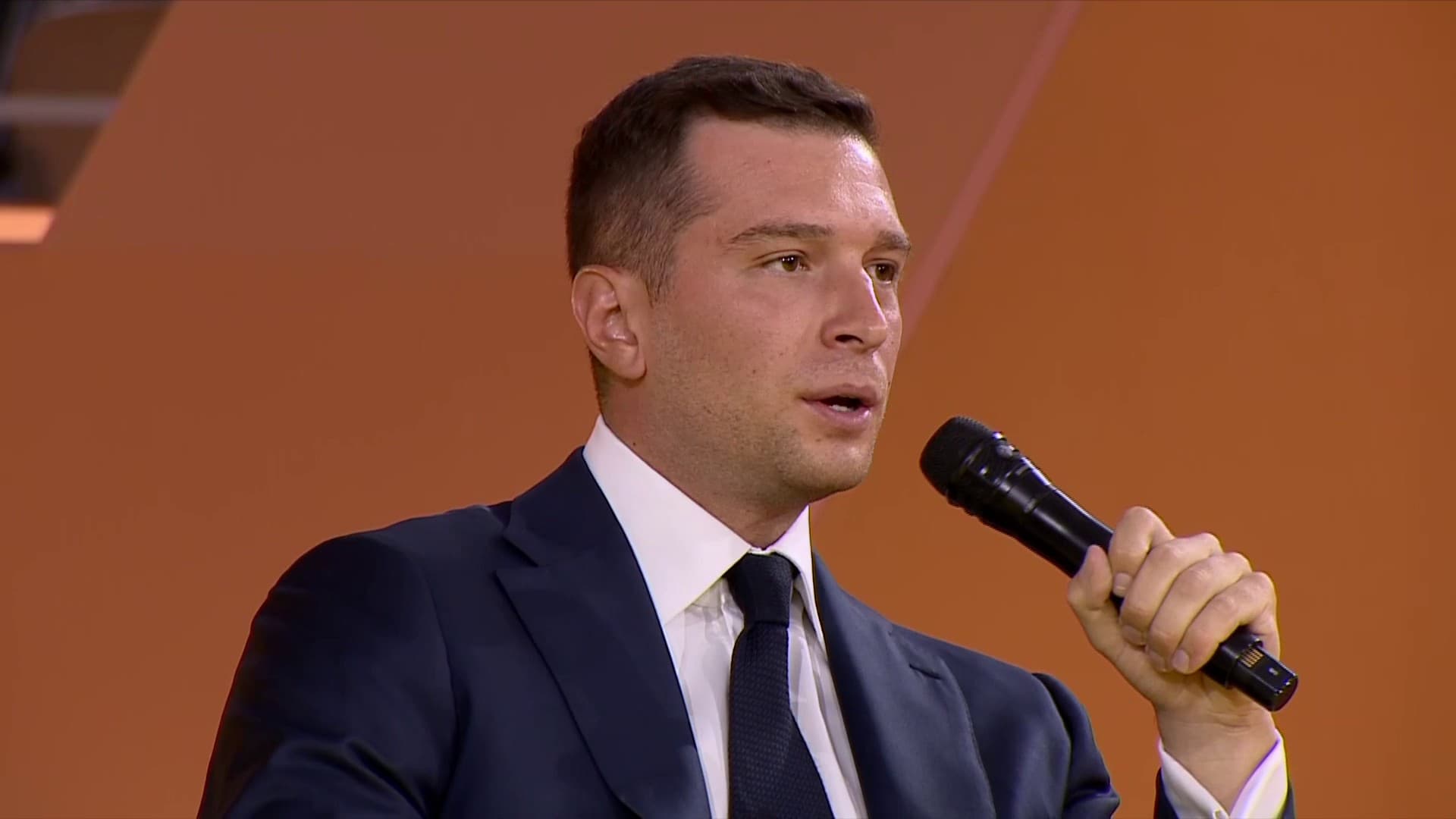 "C'EST LA POLITIQUE DE FOND QU'IL FAUT CHANGER": JORDAN BARDELLA PROMET LA CENSURE À UN GOUVERNEMENT DU BLOC CENTRAL