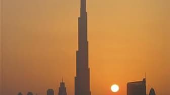 Les occupants du plus haut gratte-ciel au monde, la tour Burj Khalifa de Dubaï, doivent respecter chaque jour le ramadan deux minutes de plus que les autres musulmans de la ville, affirme un dignitaire religieux de l'émirat. "Burj Khalifa fait presque un