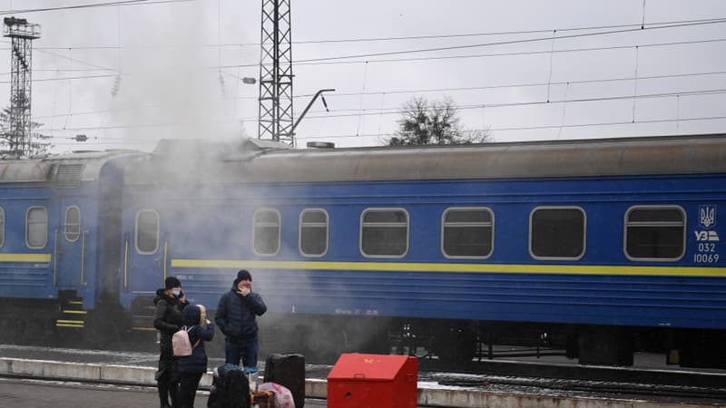 Une famille ukrainienne sur le point de quitter le pays, attendant à la gare de Lyiv samedi 5 mars 2022.