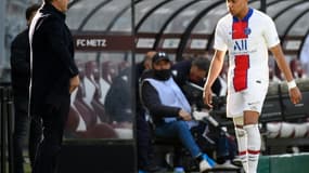 L'attaquant du PSG Kylian Mbappé et son entraîneur Mauricio Pochettino, lors du match contre Metz, le 24 avril 2021 à Saint-Symphorien