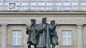 A Francfort, devant le siège de Deutsche Bank, une sculpture commémorant Gutenberg rappelle la pérennité de l'information. 