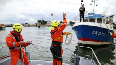 Des membres de la Societe Nationale de Sauvetage en Mer (SNSM) lors d'un entrainement, le 29 juin 2017 à Ouistreham.