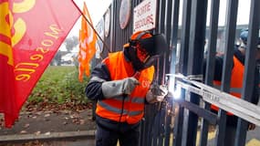 Une quarantaine de syndicalistes d'ArcelorMittal ont bloqué lundi matin les accès aux locaux administratifs du site de Florange.