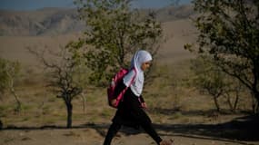 Une fillette sur le chemin de l'école, près d'Hérat en Afghanistan le 21 septembre 2021