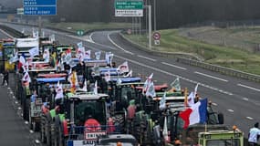 Des agriculteurs en tracteur bloquent l'autoroute A4 près de Jossigny, à l'est de Paris, le 3 janvier 2024