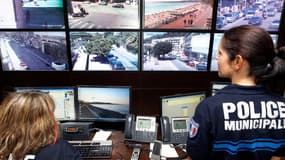 Des policières municipales contrôlent les écrans de surveillance dans le centre de vidéo surveillance de la police municipale de Nice, le 08 août 2011 à Nice. (image d'illustration)