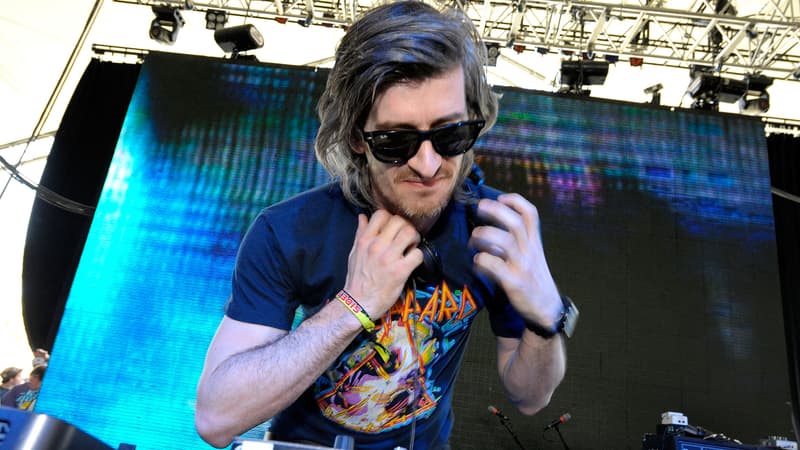 Le DJ français Kavinsky lors du festival Coachella en 2008. 