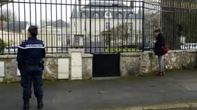 Un gendarme devant la maison de retraite d'Annet-sur-Marne, le 24 janvier 2016