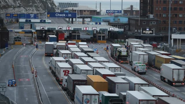 File d'attente de camions au port de Douvres en mars 2018