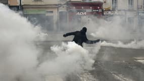 Un manifestant renvoie aux forces de l'ordre une grenade lacrymogène, à Rennes, le 17 mai