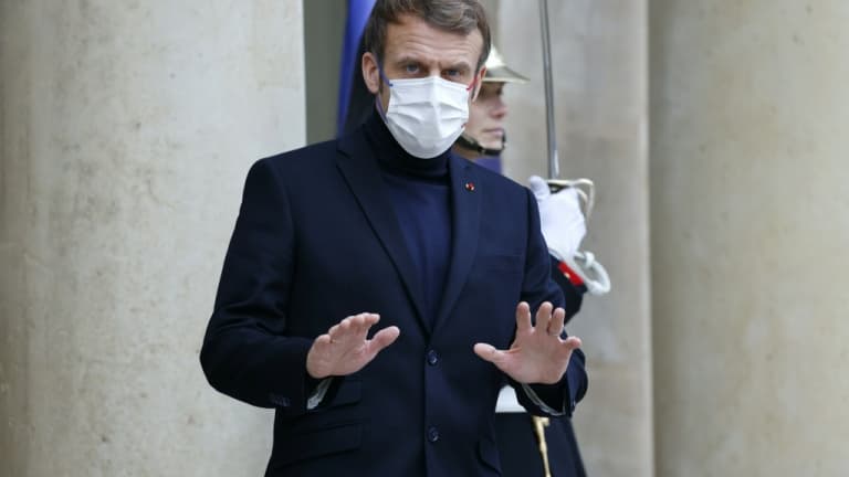 Le président Emmanuel Macron dans la cour de l'Elysée, le 20 décembre 2021