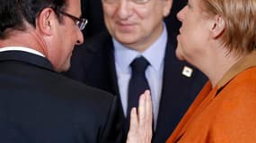 François Hollande, avec le président de la Commission européenne José Manuel Barroso et la chancelière allemande Angela Merkel, lors d'un sommet européen à Bruxelles. Les dirigeants européens ont confirmé dans la nuit de jeudi à vendredi que l'ensemble de