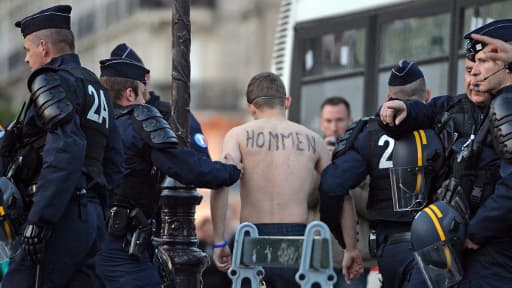 Durant la manifestation, les "Hommen" ont suspendu une banderole contre le mariage homo sur un pont.