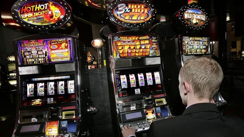 Les casinos du groupe Barrière en France proposent à leurs clients de jouer jusqu'à dimanche leurs derniers francs sur leurs tapis de jeux ou dans leurs machines à sous au lieu de les remettre directement à la Banque de France. /Photo d'archives/REUTERS/J