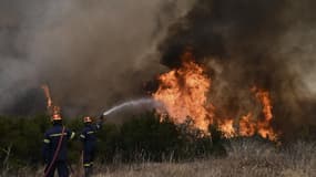 Un feu de forêt s'est déclaré à Kouvaras, dans l'Est de l'Attique en Grèce, le 17 juillet 2023.