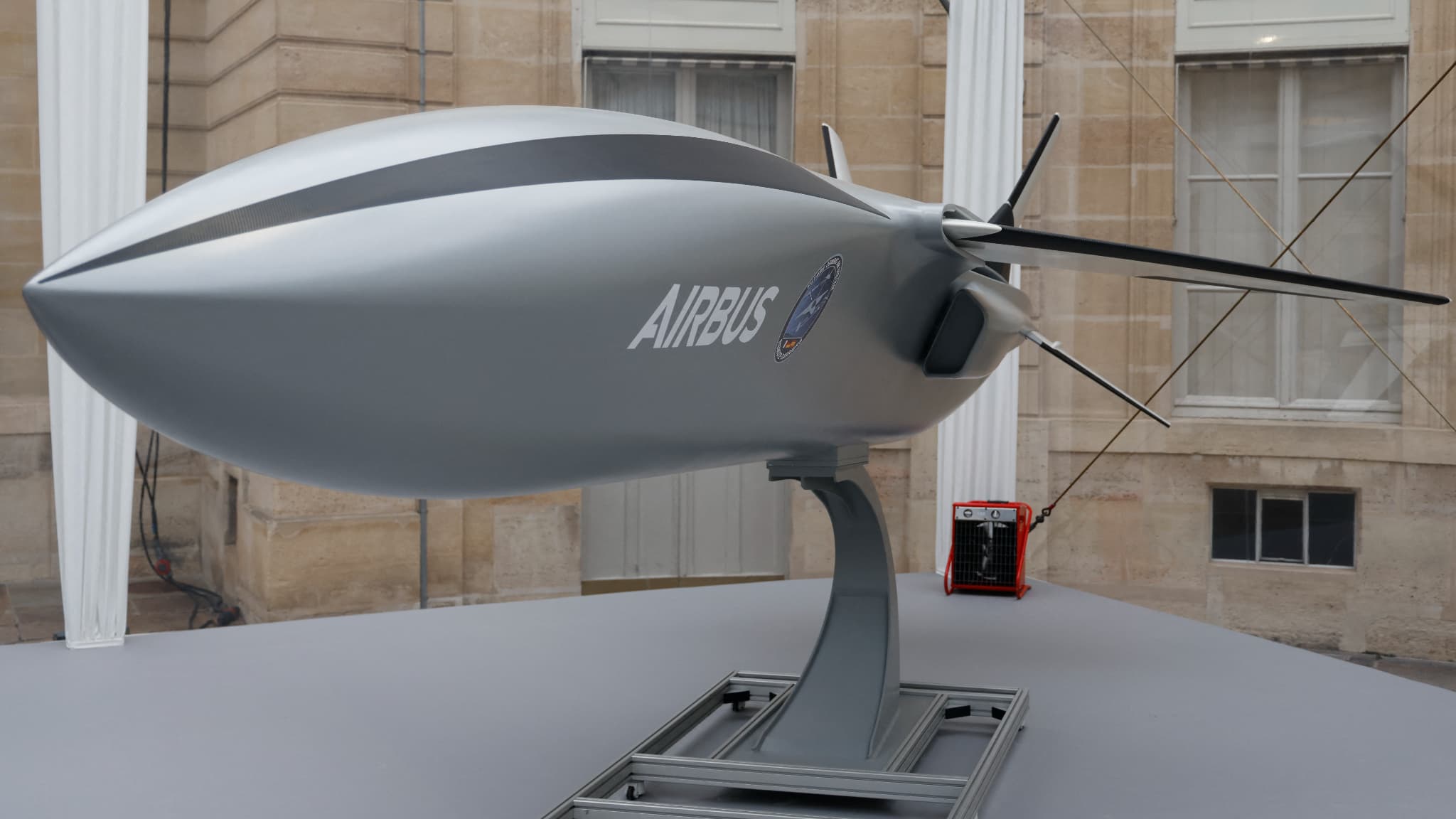 Maquette du drone d'Airbus qui accompgnera le Scaf Maquette du drone d'Airbus qui accompgnera le Scaf