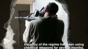 Un rebelle syrien portant un masque à gaz sur le front de Jobar, quartier aux portes de Damas
