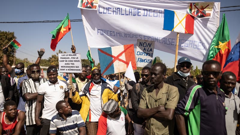 Des manifestants tiennent des pancartes lors d'une manifestation de soutien au président du Burkina Faso, le capitaine Ibrahim Traore, et pour demander le départ de l'ambassadeur et des forces militaires françaises, à Ouagadougou, le 20 janvier 2023.