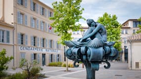 La statue de Brigitte Bardot à Saint-Tropez, en face de la fameuse gendarmerie.