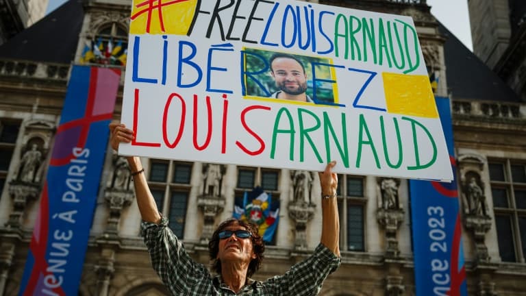 Rassemblement sur le parvis de l'Hôtel de Ville à Paris pour réclamer la libération de Louis Arnaud, un Français détenu depuis un an en Iran, le 30 septembre 2023