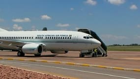 L'avion était escorté par deux avions de chasse de l'armée sud-africaine.
