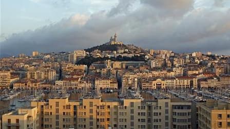 Marseille doit absolument renforcer ses moyens de lutte contre l'insécurité, a déclaré Jean-Claude Gaudin lundi à l'occasion d'un conseil municipal pour faire le point sur un dossier chaud dans la cité phocéenne. /Photo d'archives/REUTERS/Jean-Paul Péliss