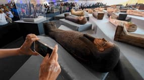 L'Egypte a dévoilé une centaine de sarcophages vieux de plus de 2000 ans découverts dans la nécropole de Saqqara (1).