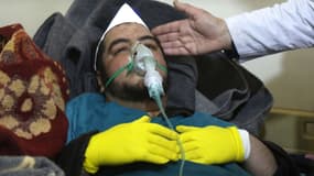 Un Syrien reçoit un traitement après l'attaque  Kan Cheikhoun le 4 avril 2017