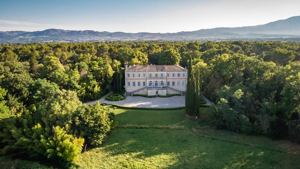 Cet établissement de sept chambres et trois dépendances est niché dans un château initialement construit au XVIIIe siècle.