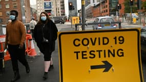 Un panneau indique un centre de tests à Manchester, dans le nord-ouest de l'Angleterre, le 17 octobre 2020. (Photo d'illustration)