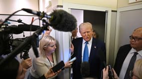 Donald Trump s'entretient avec des journalistes à bord d'Air Force One le 19 février 2025.