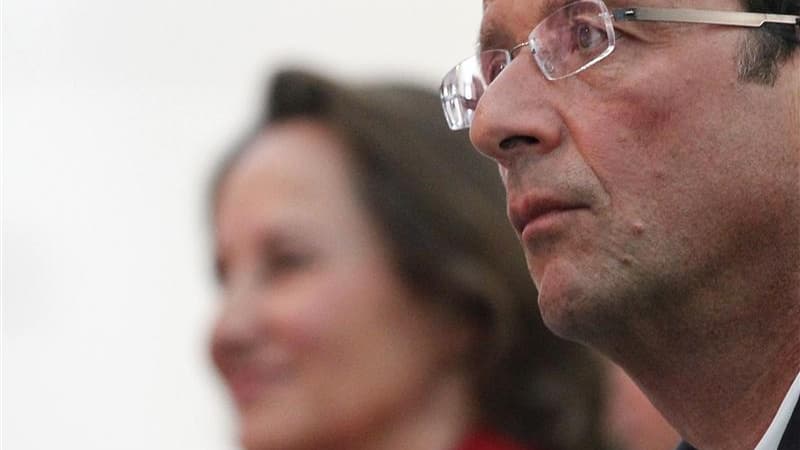 Ségolène Royal (au second plan) a déclaré dimanche que les socialistes voudront "faire obéir les banques" si François Hollande (au premier plan) remporte l'élection présidentielle en France et l'Etat pourrait entrer dans leur capital s'il était nécessaire
