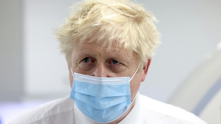 Boris Johnson visite le Finchley Memorial Hospital dans le nord de Londres le 18 janvier 2022
